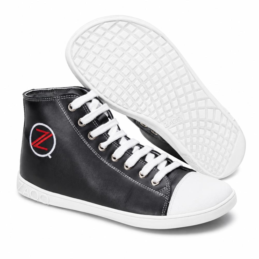 CHUQQS Black High-Top -lenkkarit ZAQQ:lta, joissa on valkoiset pohjat ja nauhat, vahvistettu valkoisella varvaskappaleella. Sivussa on logo, jossa on punainen Z valkoisessa ympyrässä. Kumipohjassa on ruutukuvio parantamaan pitoa ja kestävyyttä.