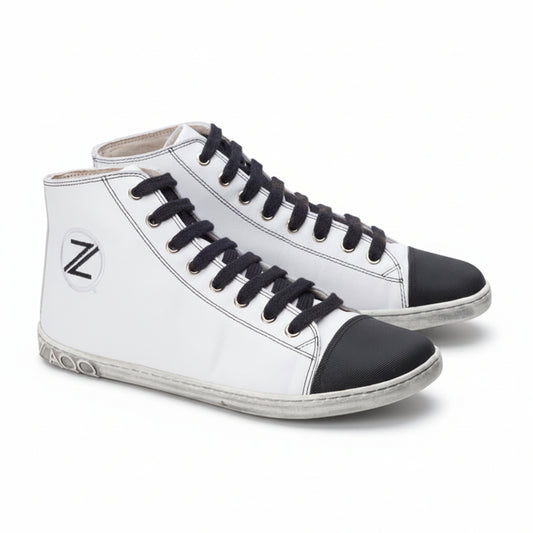 weißer High Top Sneaker aus Glattleder mit schwarzen Schnürsenkeln als Barfußschuhe mit absolut flacher Sohle