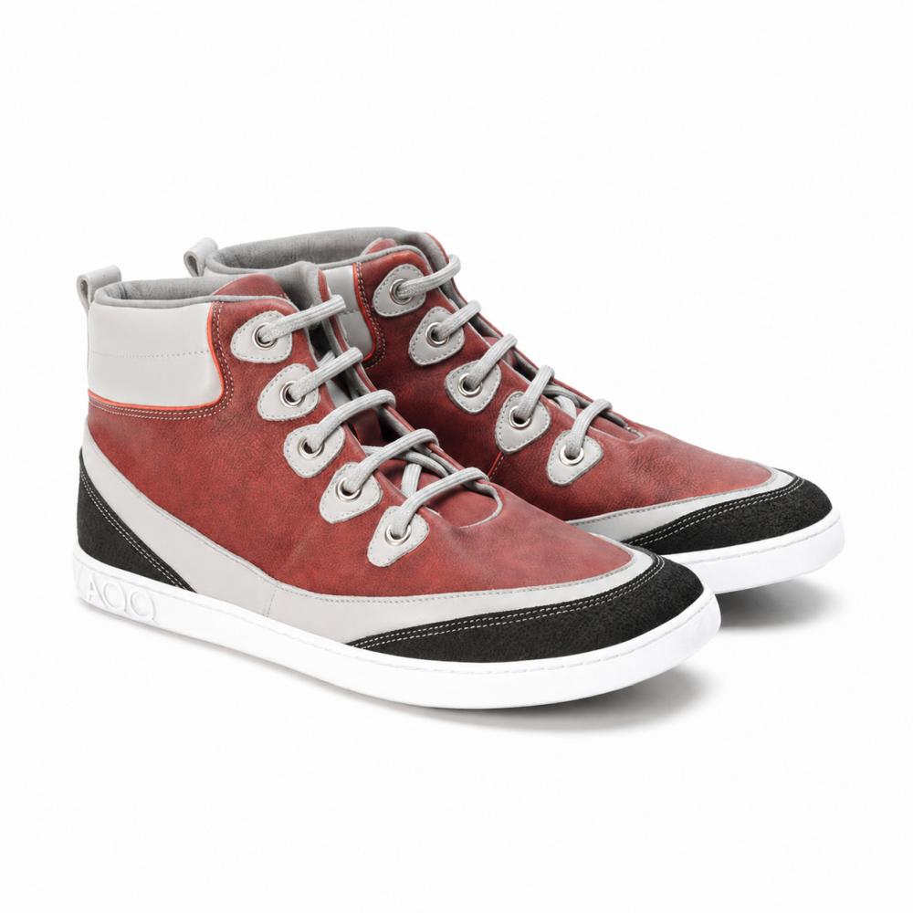 ZAQQ CINQO Red High-Top -tennari esittelee urheilullisen muotoilun punaisilla ja valkoisilla yksityiskohdilla, joita täydentävät mustat strukturoidut aksentit. Nämä kengät tarjoavat mukavuutta valkoisilla kengännauhoillaan, kuvioidulla pohjallaan ja näkyvillä saumoillaan, jotka yhdistävät saumattomasti tyylin ja mukavuuden.