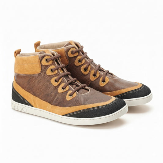 Wir präsentieren den FRANQY Brown von ZAQQ: Diese stylischen High-Top-Sneaker bestechen durch braunes Leder und hellbraune Wildlederakzente. Sie sind mit dunklen Schnürsenkeln, schwarzen strukturierten Zehenkappen und weißen Gummisohlen ausgestattet und sorgen für einen robusten und dennoch lässigen Look und gewährleisten bei jedem Schritt höchsten Komfort.