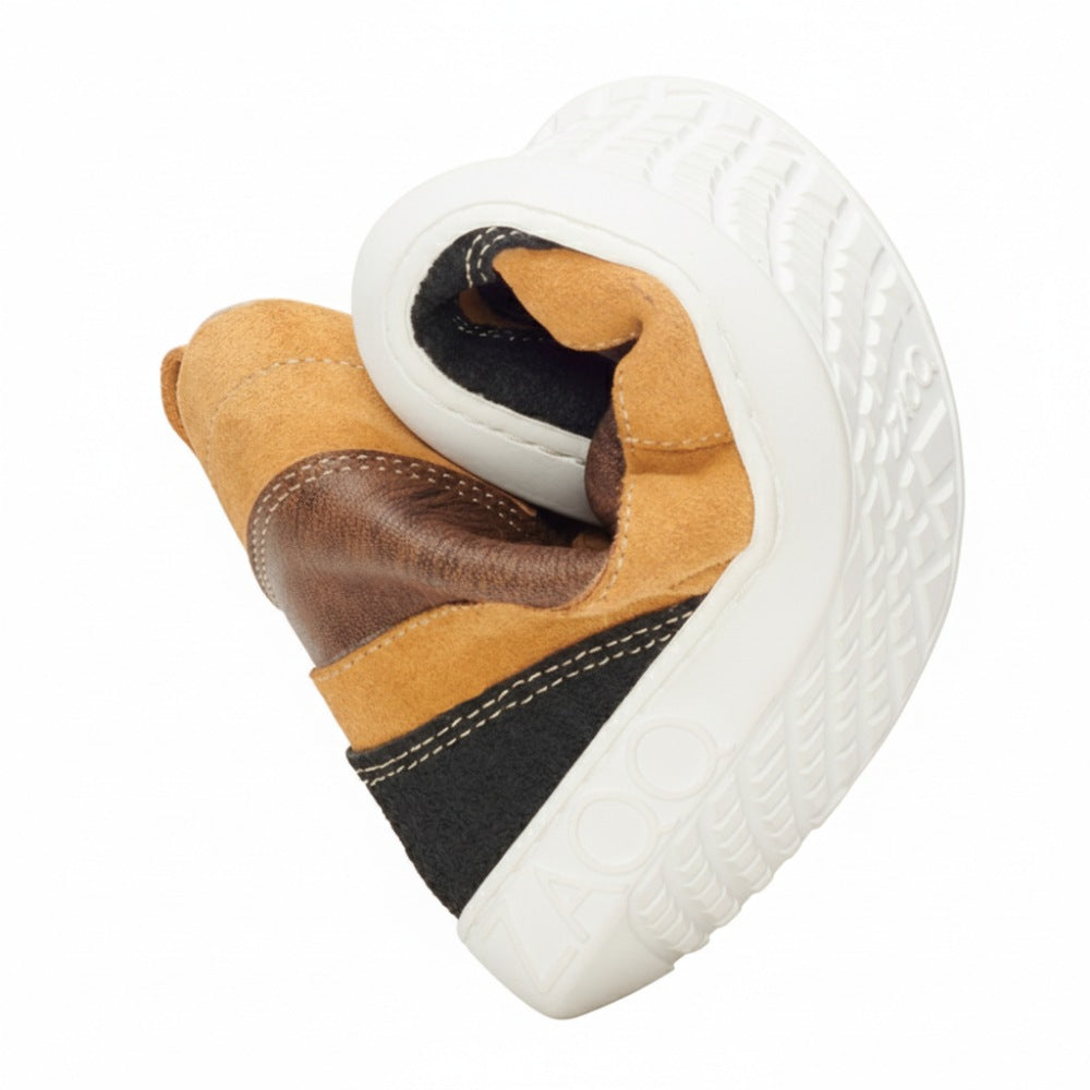 Der in sich eingerollte FRANQY Brown Sneaker von ZAQQ zeigt Tragekomfort und Flexibilität. Mit einem Obermaterial aus braunem und schwarzem Leder unterstreicht die weiße Sohle des Schuhs mit strukturiertem Muster und sichtbarem Branding sein einzigartiges Design. Diese Position unterstreicht die Biegsamkeit und den Komfort des Sneakers und macht ihn ideal für diejenigen, die Wert auf Tragekomfort legen.