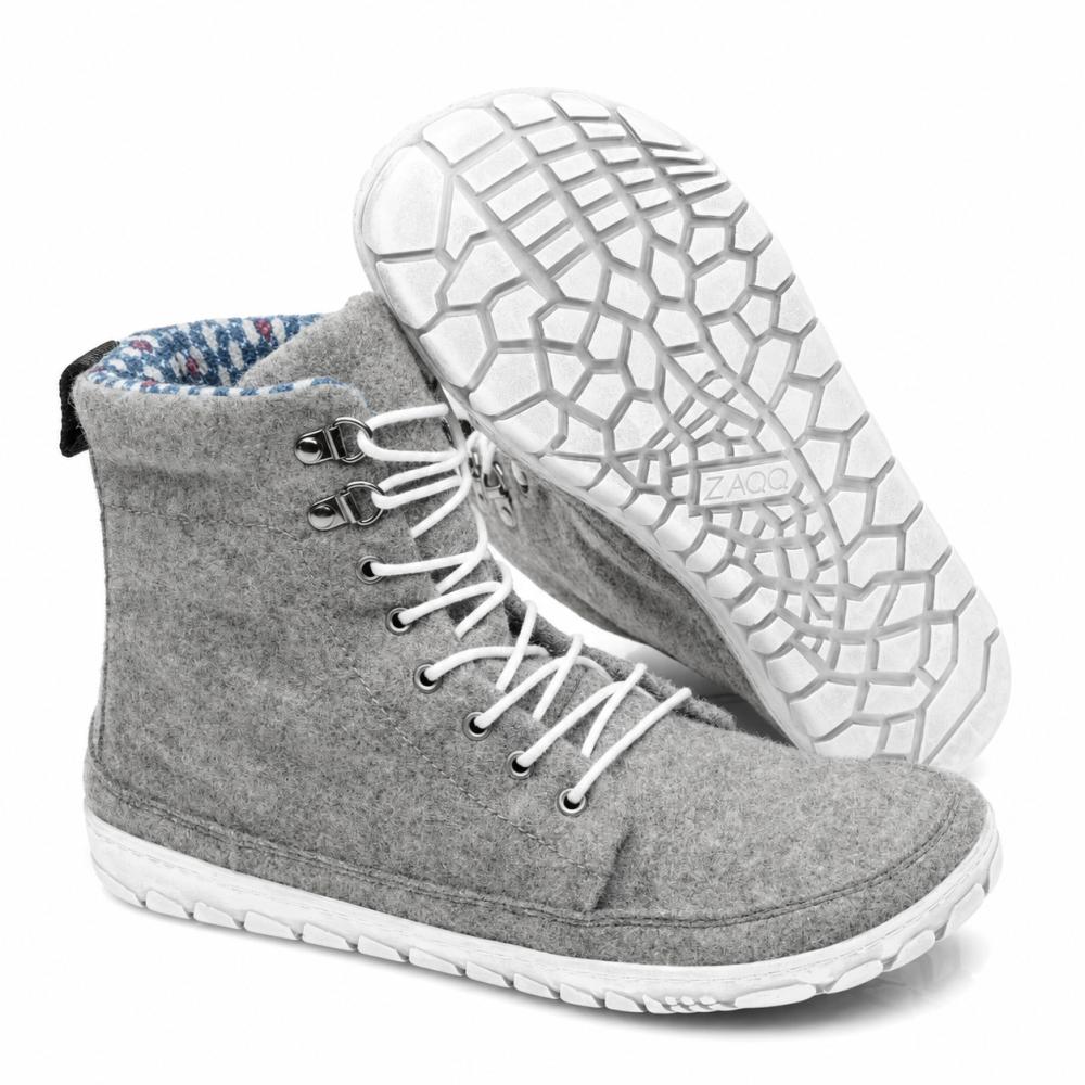 Esillä on pari QICE Grey High-Top-lenkkareita ZAQQ valkoisilla nauhoilla. Yksi kenkä seisoo pystyssä, kun taas toinen on kallistettu korostamaan kuvioitua ulkoilupohjaa.