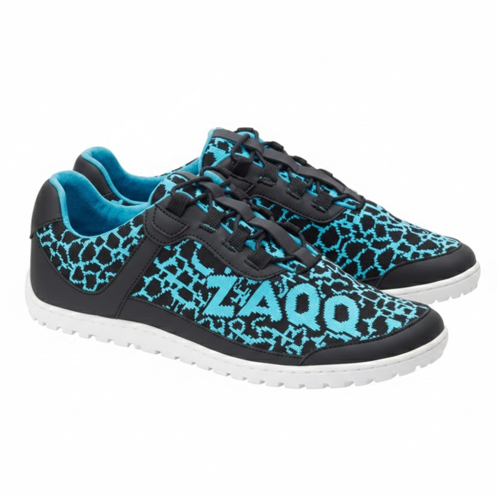 Die QINGSTON Turquoise-Schuhe von ZAQQ sind schwarze und türkisfarbene Sportschuhe mit einem einzigartigen geometrischen Muster aus veganem Netzgewebe. Der Markenname ZAQQ ist auf der Seite jedes Schuhs abgebildet. Sie werden mit schwarzen Schnürsenkeln und weißen Sohlen geliefert und sind damit die ideale Wahl für vegane Laufbegeisterte.