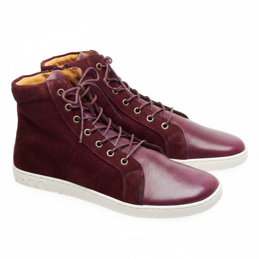 Wir präsentieren die QORE High Mazarine High-Top-Sneaker von ZAQQ, gefertigt aus elegantem burgunderfarbenem Verlours- und Glattleder mit hellbrauner Innenseite. Diese halbhohen Sneaker haben braune Schnürsenkel und eine graue Gummisohle, auf deren Ferse stolz die Buchstaben AOO eingeprägt sind.