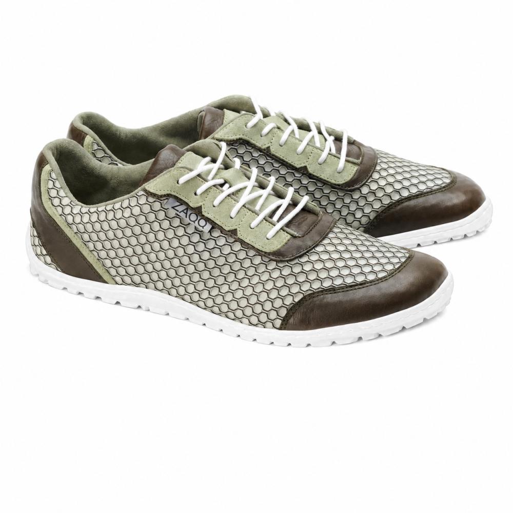 Die TOQIO Light Green Sneaker von ZAQQ präsentieren ein Wabennetz-Design in Grün- und Brauntönen, ergänzt durch weiße Schnürsenkel und eine braune Gummisohle, und vereinen mühelos sportliche und stilvolle Elemente. Ihr atmungsaktives Material garantiert ganztägigen Komfort.